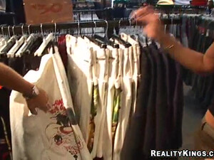 Мужик трахнул взрослую супругу после похода в магазин