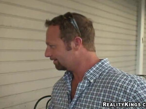 Самец в возрасте ебет молодую любовницу