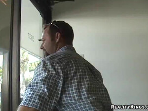 Зрелый мужчина чпокает грудастую девушку на диване