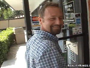 Зрелый мужчина чпокает грудастую девушку на диване