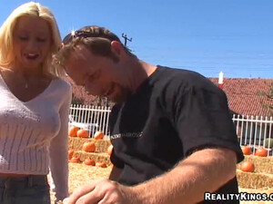 Страстная девушка прыгает на половом члене зрелого мужчины