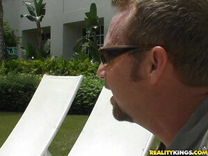 Зрелый кавалер быстро ебет привлекательную суку в позе раком