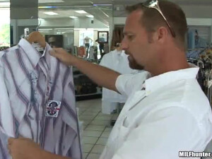 Взрослый мужик долбит пизду молодой бляди