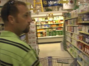 Мужчина шпилит молодую девку в выбритую киску