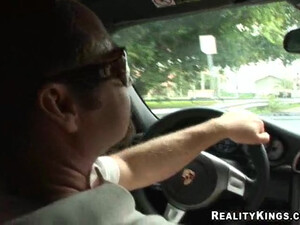 Развратная женщина развела на секс сексапильного попутчика