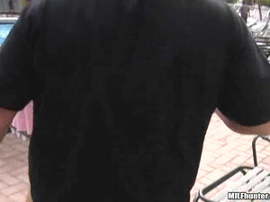 Взрослый мужик чпокает грудастую зрелку на постели