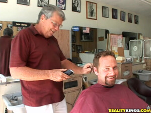 Молодая парикмахерша занимается сексом с клиентом