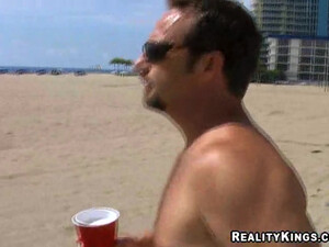 Взрослый красавчик трахнул брюнетку у бассейна