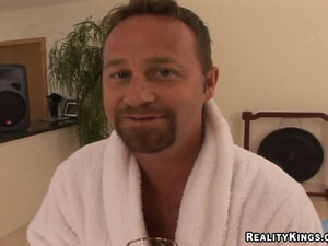 Зрелая жена после массажа трахается с мужем