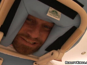 Зрелая жена после массажа трахается с мужем