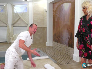 Массажист ебет зрелую блондинку в бритую пизду