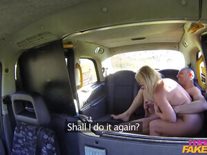 Зрелая таксистка отдалась пассажиру на заднем сиденье машины