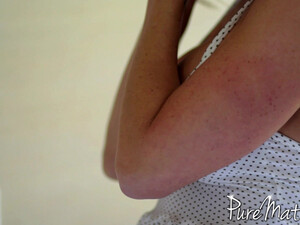 Новый хахаль стоя трахает сексуальную зрелую брюнетку