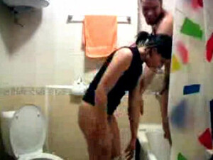 Брат с сестрой трахаются в ванной, пока старики смотрят телевизор