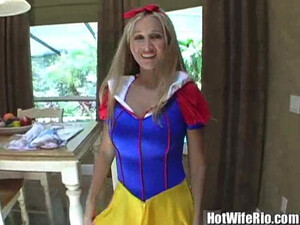 Берет хуй за щеку взрослая женщина