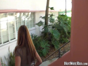 Красивый секс с грудастой в чулках на постели