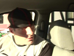 Порно брюнетка учит молодую заниматься сексом