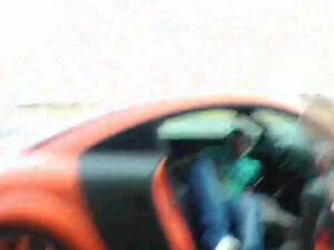 Белокурая шалава сосет прямо на улице