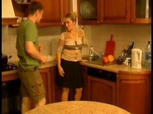 Красивой маме пришлось отдаться раком настырному сыну