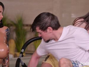 Грудастые фитнес красотки устроили анальный тройничок с тренером