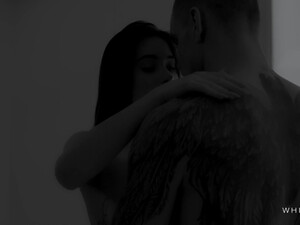 Татуированная русская красотка стоит раком, пока парень ебет ее в задницу