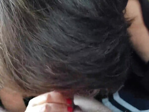 Грудастая баба-ягодка с упоением сосёт член и седлает мужика сверху