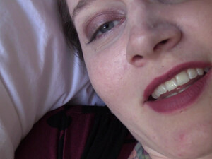 Однажды страстная мачеха так была возбуждена что занялась сексом с пасынком на супружеской кровати