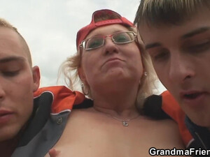 Взрослая мойщица окон долбится с парнями на природе