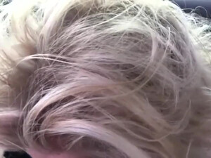 Зрелая дама сосёт член мужчине