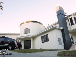 Групповуха со светловолосой сучкой и болтливой милфой в гостиной