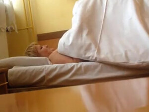 Белокурая Красотка дала партнеру вылизать пещерку, а после он поимел ее членом в пилотку