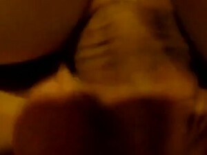 Два кента в гостях у зрелой соседки парят хуи в дырках