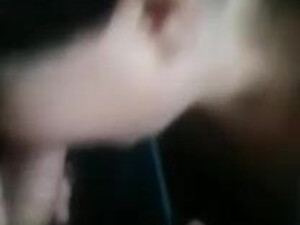 Валентина посасывает мелкий стояк благоверного