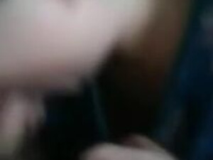 Валентина посасывает мелкий стояк благоверного