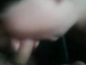 Валентина посасывает мелкий стояк благоверного