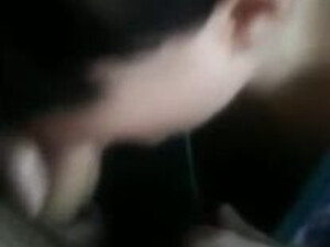 Валентина посасывает мелкий стояк благоверного