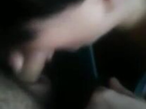 Валентина посасывает мелкий стояк благоверного