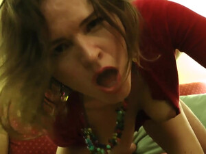 Взрослая мадама обнажив сиси, сама выпрашивает себе еблю в дыру