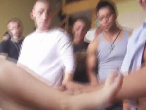 Голенькая брюнетка на вписке не стыдится трахаться перед подругами