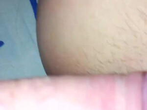 Пенис входит в половую щель крупным планом