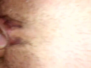 Пенис входит в половую щель крупным планом