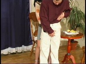 Красивую жену долбит и кончает в нее пацан, работающий прислугой