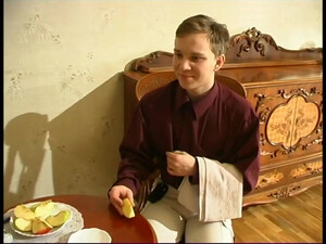 Красивую жену долбит и кончает в нее пацан, работающий прислугой