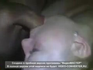 Девка стонет под двумя мужиками
