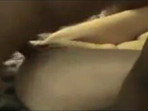 Два негра по очереди ебут замужнюю белокурую красотку