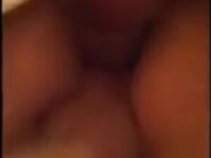 Благоверный помогает рукой