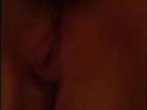 Благоверный помогает рукой