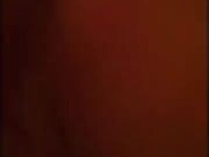 Благоверный помогает рукой