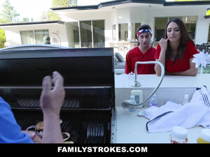 Мама с дочкой пердолят сына, делясь его спермой, которую они добыли