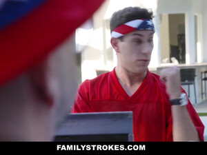 Мама с дочкой пердолят сына, делясь его спермой, которую они добыли